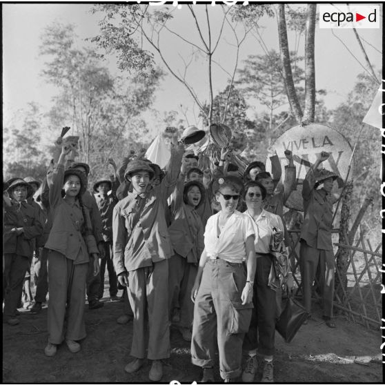 Embarquement sur une chaloupe de prisonniers libérés à Viet Tri, avec l'aide de personnels des troupes françaises et les adieux des partisans du Vietminh.