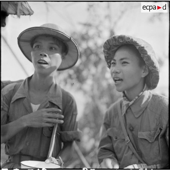 Des soldats du Vietminh parlent avec des prisonniers avant leur libération à Viet Tri. Les libérés sont des soldats autochtones des troupes de l'Union françaises.