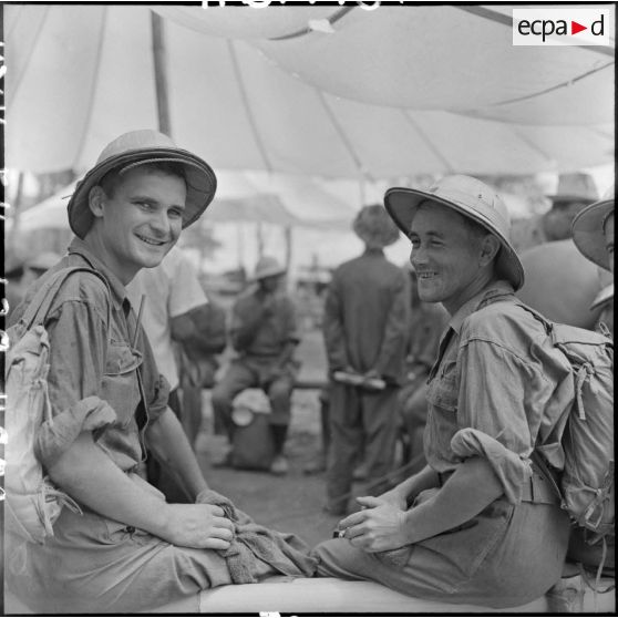 Portrait de deux prisonniers libérés par le Vietminh à Viet Tri.