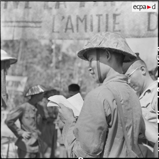 Les prisonniers de l'Union française sont appelés par le commandement Vietminh avant d'être libérés à  Viet Tri.