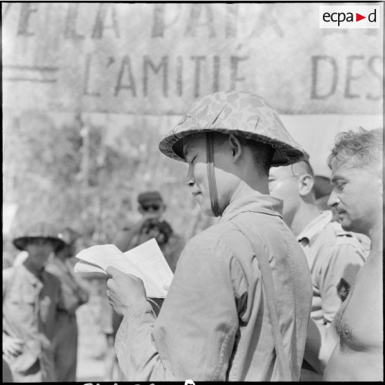 Les prisonniers de l'Union française sont appelés par le commandement Vietminh avant d'être libérés à  Viet Tri.