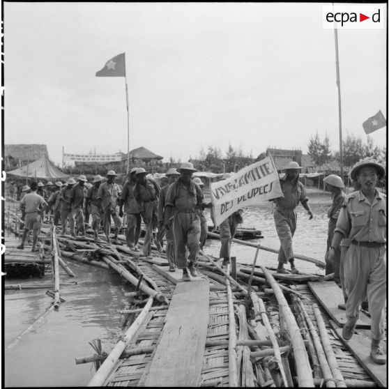 Des prisonniers de l'Union française sont libérés par le Vietminh à Sam Son.