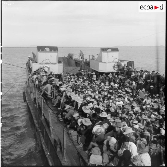 Transport de prisonniers vietminh à bord d'un bâtiment de la Marine nationale au cours d'un échange de prisonniers avec les troupes françaises à Sam Son.