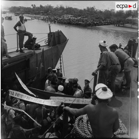 Un bâtiment de la Marine nationale transportant un contingent de prisonniers vietminh libérés accoste à Sam Son.