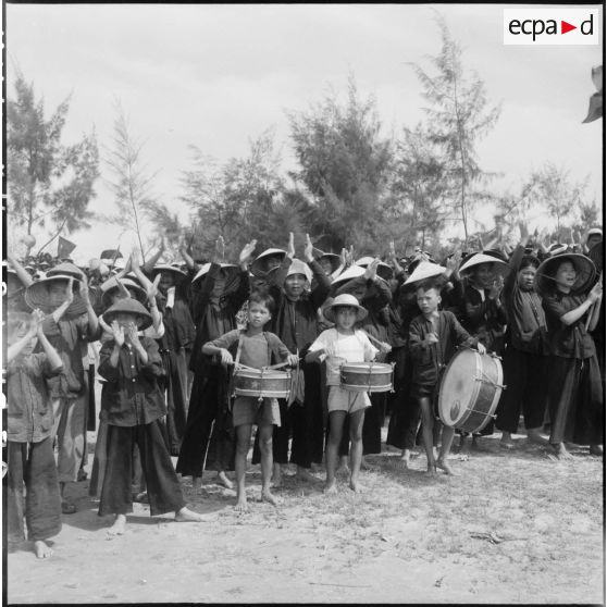 Des villageois applaudissent les prisonniers libérés par le Vietminh à Sam Son.