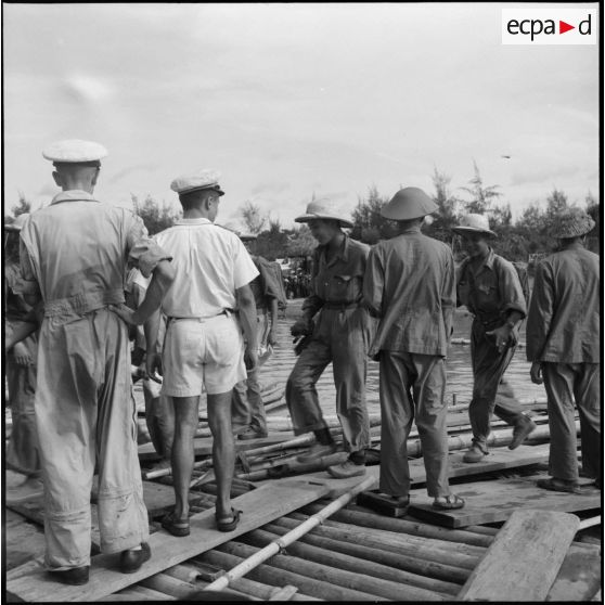 Libération de prisonniers de l'Union française par le Vietminh à Sam Son et prise en charge par la Marine nationale.