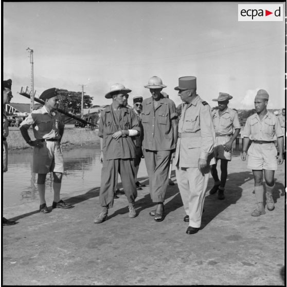 Sur les quais du port d'Haïphong, le général Franchi s'entretient avec deux officiers français qui viennent d'être libérés par le Vietminh à Sam Son.