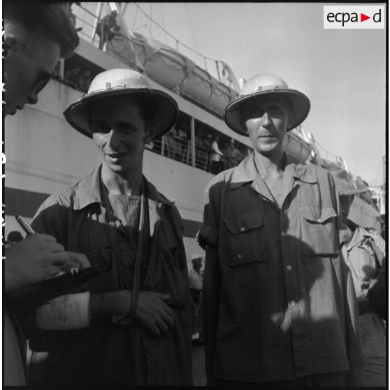 Deux prisonniers de l'Union française libérés par le Vietminh sur les quais du port d'Haïphong.