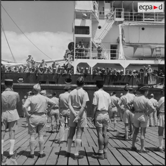 Arrivée dans le port d'Haïphong d’un bâtiment de la Marine nationale transportant des prisonniers de l’Union française libérés par le Vietminh à Sam Son.