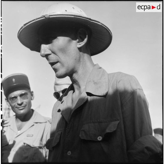 Prisonnier de l'Union française libérés par le Vietminh sur les quais du port d'Haïphong.