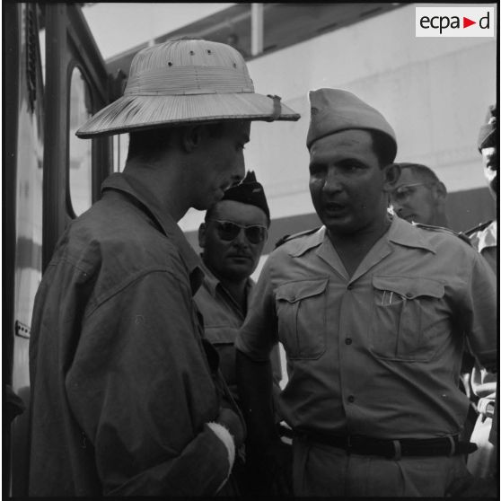 Prisonnier de l'Union française libéré par le Vietminh sur les quais du port d'Haïphong.