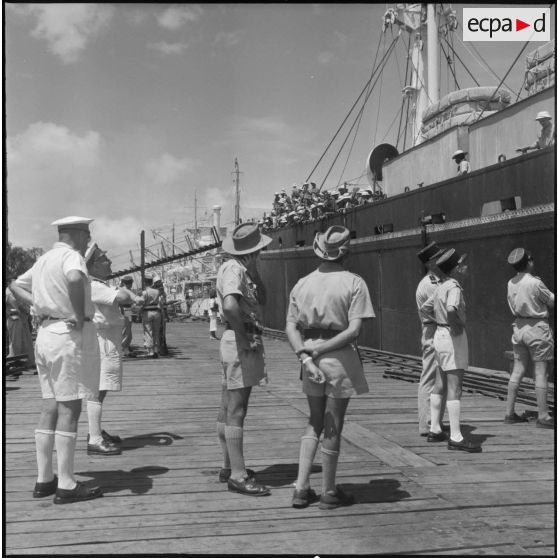 Arrivée dans le port d'Haïphong d’un bâtiment de la Marine nationale transportant des prisonniers de l’Union française libérés par le Vietminh à Sam Son.