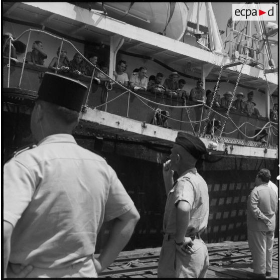 Arrivée dans le port d'Haïphong d’un bâtiment de la Marine nationale transportant des prisonniers de l’Union française libérés par le Vietminh à Sam Son.