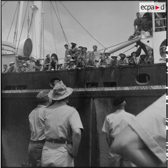 Arrivée dans le port d'Haïphong d’un bâtiment de la Marine nationale transportant des prisonniers de l’Union française libérés par le Vietminh à Sam Son.