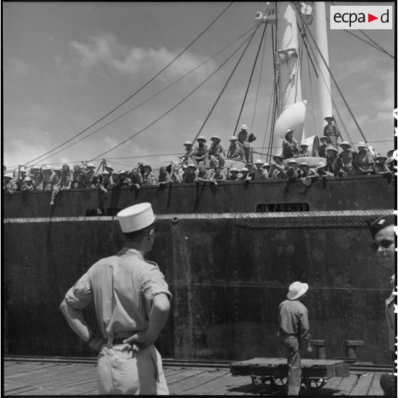 Arrivée dans le port d'Haïphong d’un bâtiment de la Marine nationale transportant des prisonniers de l’Union française libérés par le Vietminh à Sam Son.