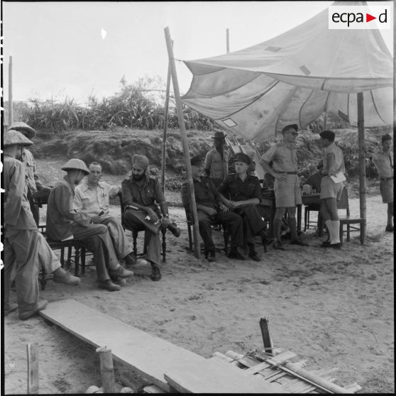 Pourparlers entre des membres de la Commission internationale de contrôle et du Vietminh au cours d'un échange de prisonniers de l'Union française à Sam Son.