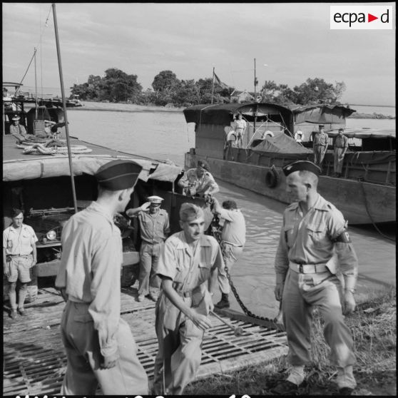 Arrivée du général de Castries à Quatre colonnes après avoir été libéré d'un camp de prisonniers vietminh.