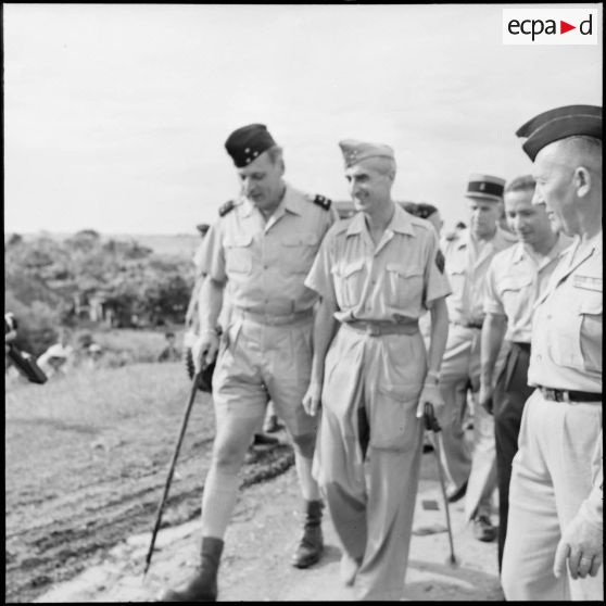 Le général de Castries entouré du général Cogny et d'officiers venus l'accueillir à Quatre colonnes après sa libération d'un camp de prisonniers vietminh.