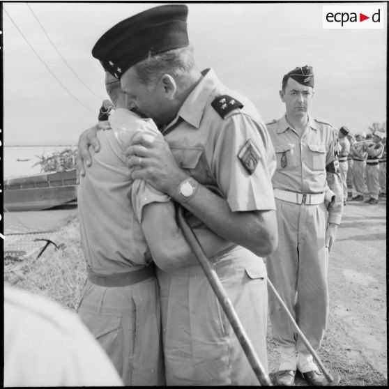 Accolade entre le général le général Cogny et le général de Castries, après sa libération d'un camp de prisonnier vietminh.