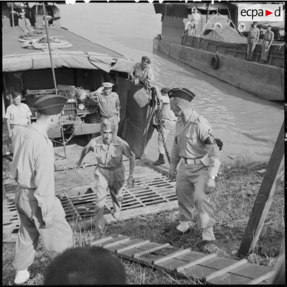 Arrivée du général de Castries à Quatre colonnes après avoir été libéré d'un camp de prisonniers vietminh.