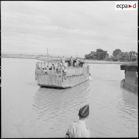 Arrivée du général de Castries à Quatre colonnes à bord d'un LCM après sa libération d'un camp de prisonniers vietminh.