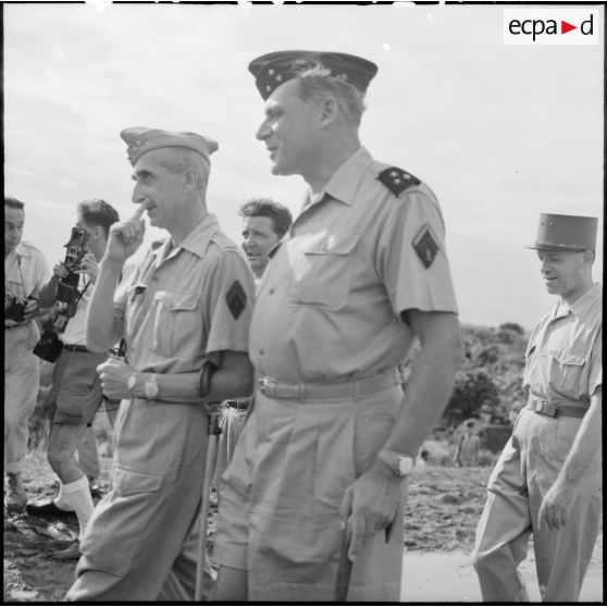 Le général de Castries est accueilli par le général Cogny au beaching des Quatre colonnes après sa libération d'un camp de prisonniers vietminh.