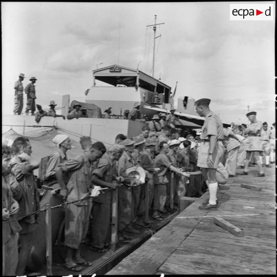 Des prisonniers libérés à Sam Son par le Vietminh débarquent sur les quais d'Haïphong.