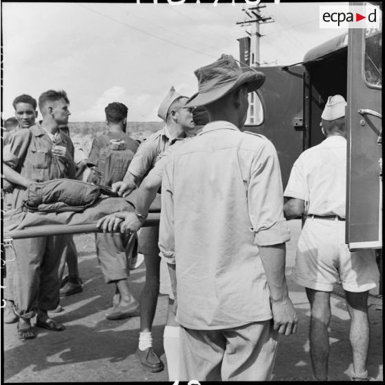 Arrivé à Haïphong, un prisonnier libéré par le Vietminh est transporté dans une ambulance.