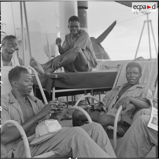 Des tirailleurs sénégalais libérés par le Vietminh se détendent à bord d'un chaland de débarquement les rapatriant vers Haïphong.