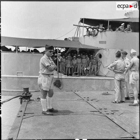 Des prisonniers libérés par le Vietminh débarquent d'un chaland de débarquement sur les quais d'Haïphong.