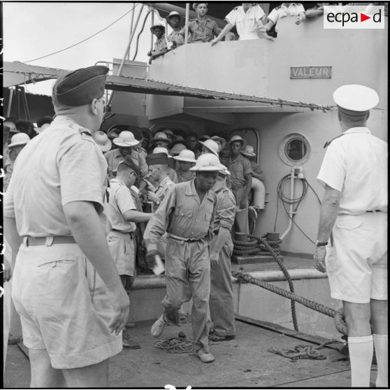 Des prisonniers libérés par le Vietminh débarquent d'un chaland de débarquement sur les quais d'Haïphong.