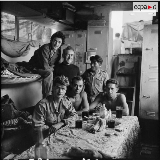 Prisonniers des forces de l'Union française libérés à bord d'un bâtiment qui les ramène vers Hanoï.