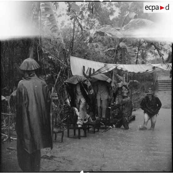 Prisonniers des forces de l'Union française libérés par l'Armée populaire vietnamienne à Viet Tri.