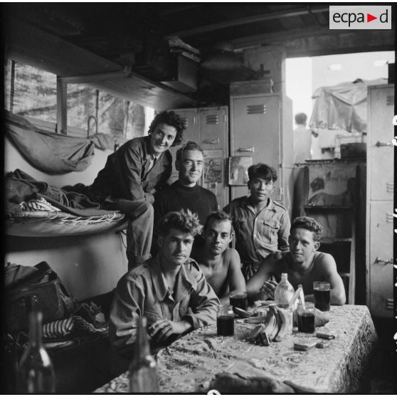 Prisonniers des forces de l'Union française libérés à bord d'un bâtiment qui les ramène vers Hanoï.