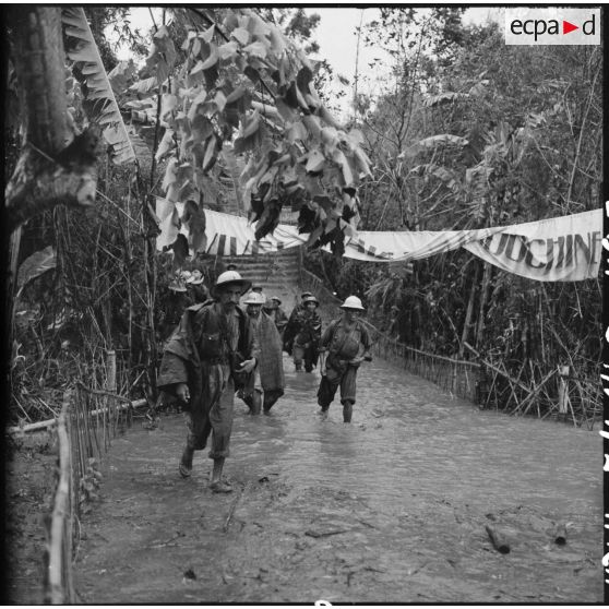 Prisonniers des forces de l'Union française libérés par l'Armée populaire vietnamienne à Viet Tri.