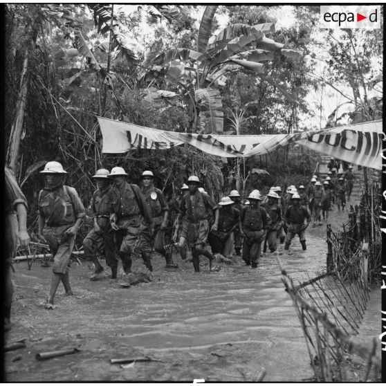 Prisonniers des forces de l'Union française libérés par l'Armée populaire vietnamienne à Viet Tri.