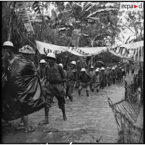 Prisonniers des forces de l'Union française libérés par l'Armée populaire vietnamienne à Viet Tri.