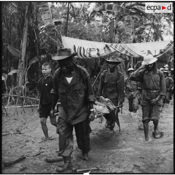 Prisonniers des forces de l'Union française libérés par l'Armée populaire vietnamienne à Viet Tri.