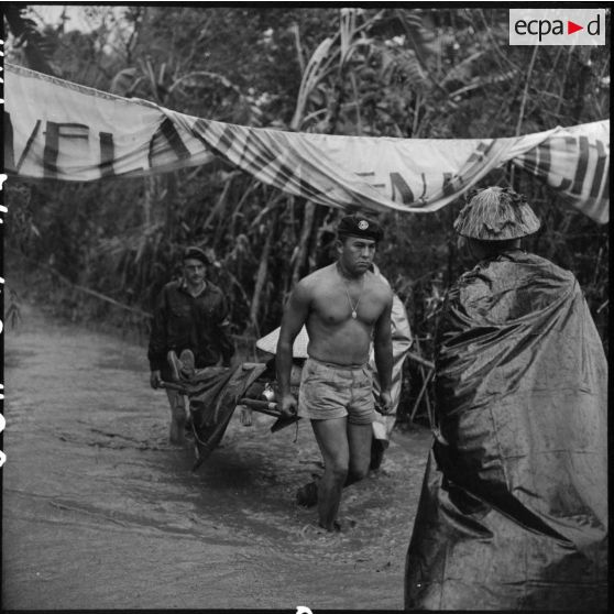 Prisonniers des forces de l'Union française libérés par l'Armée populaire vietnamienne à Viet Tri.