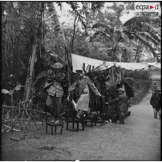 Prisonniers des forces de l'Union française libérés par l'Armée populaire vietnamienne à Viet Tri.