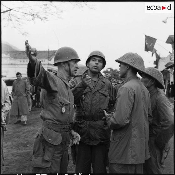 Concertation entre officiers français de la 3e Légion de marche de garde républicaine (LMGR) et vietminh quant à la mise en place du système de sécurité à Campha.