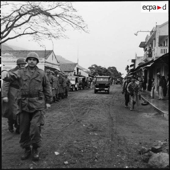 Précédées des gardes mobiles et des membres de la Commission internationale de contrôle, les troupes vietminh pénètrent dans Campha.