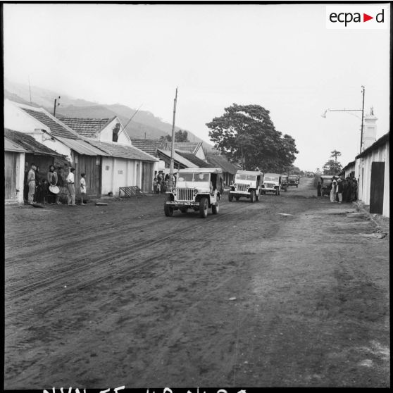 Précédées de la Commission internationale de contrôle les troupes vietminh entrent dans Campha.