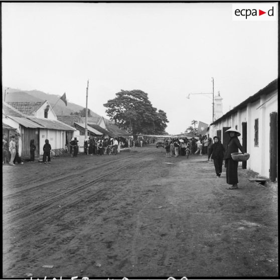 Précédées de la Commission internationale de contrôle les troupes vietminh entrent dans Campha.