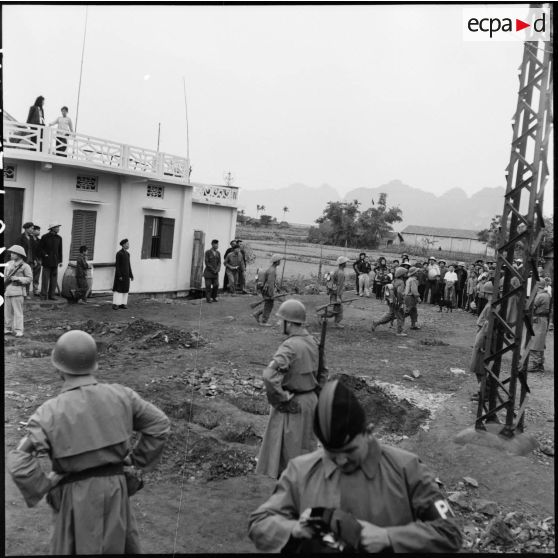 Arrivée dans Campha des sections de la police populaire vietminh, armées et portant le casque de latanier.