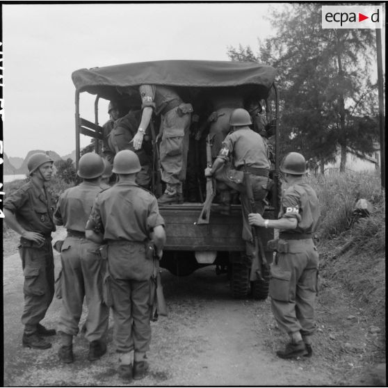 Des gardes de la 3e légion de marche de Garde républicains (LMGR) évacuent Hongay.