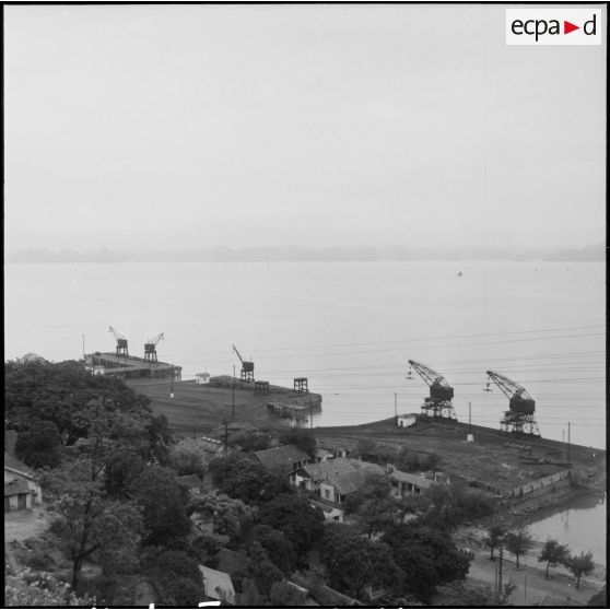 Le port de Hongay vide pendant le transfert à l'Armée populaire vietnamienne.