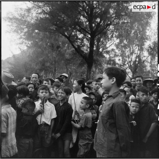 Accueil des troupes vietminh par les habitants de Hongay.