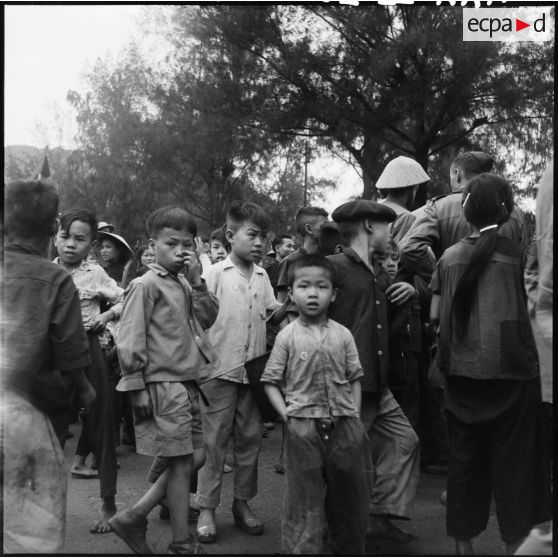 Accueil des troupes vietminh par les habitants de Hongay.