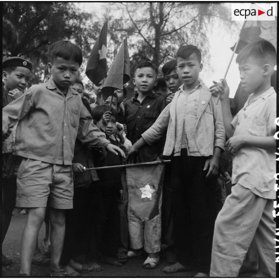 Groupe d'enfants munis de drapeaux accueillant les troupes vietminh à Hongay.